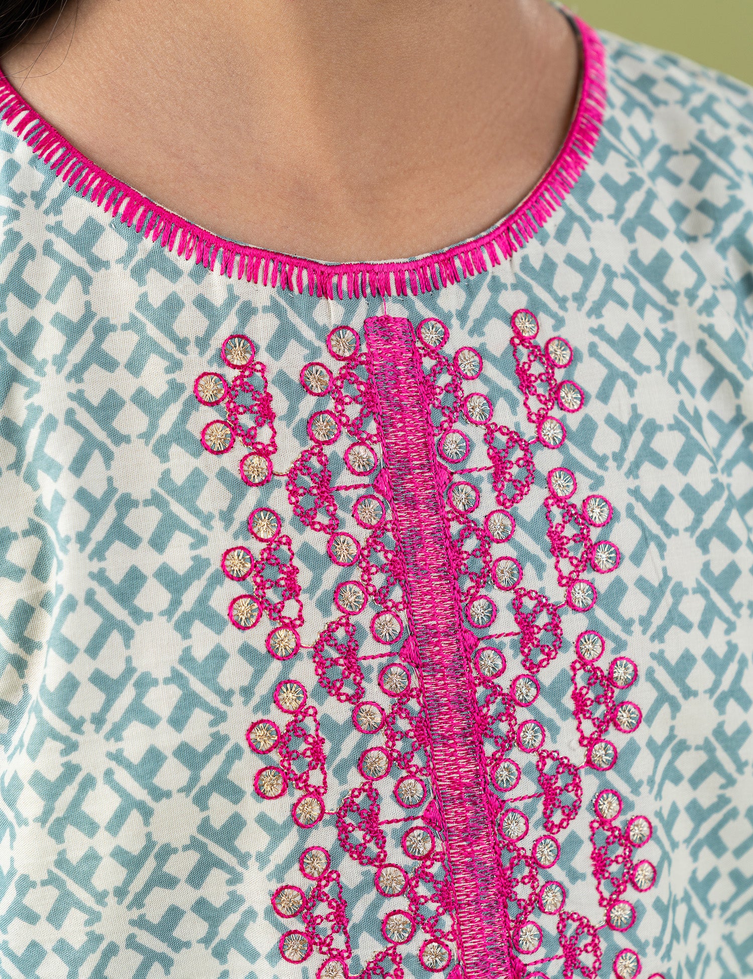 2 PIECE EMBROIDERED SUIT - Image 2