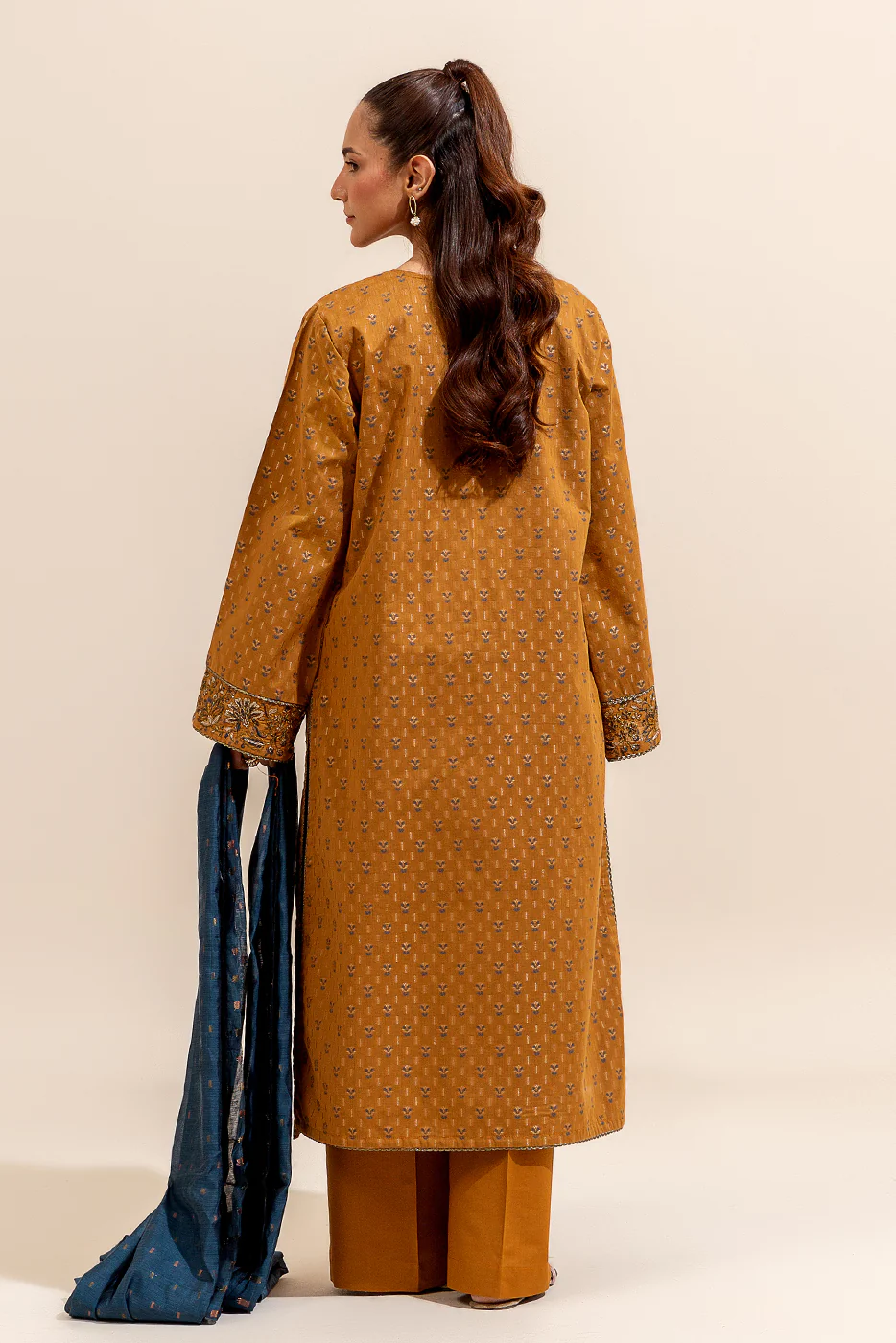 3 PIECE EMBROIDERED JACQUARD SUIT-MEDALLION YALE (UNSTITCHED) - Image 4