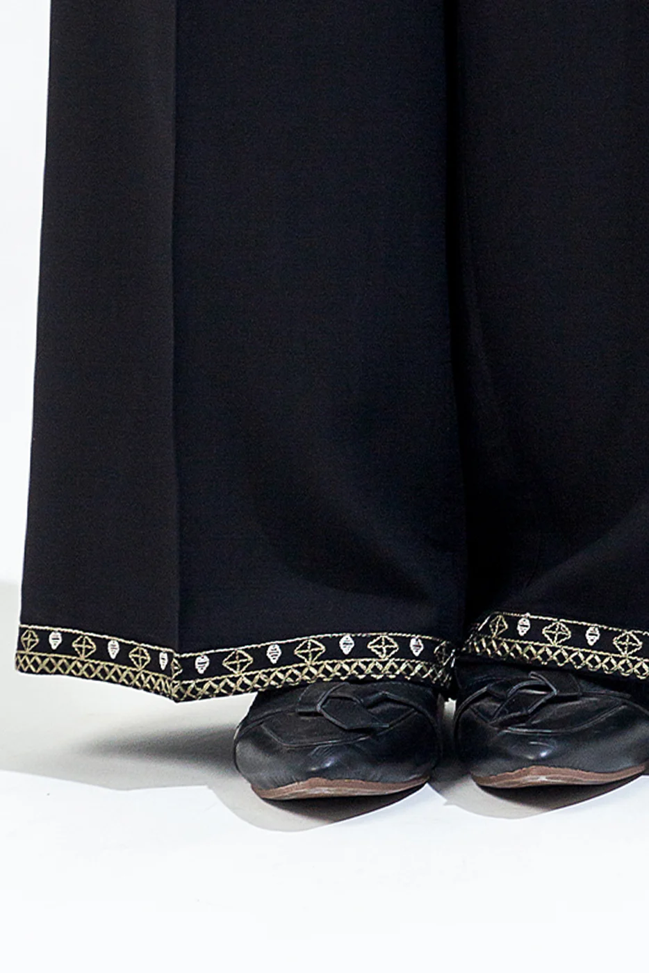2 PIECE EMBROIDERED VISCOSE SUIT (PRET) - Image 6