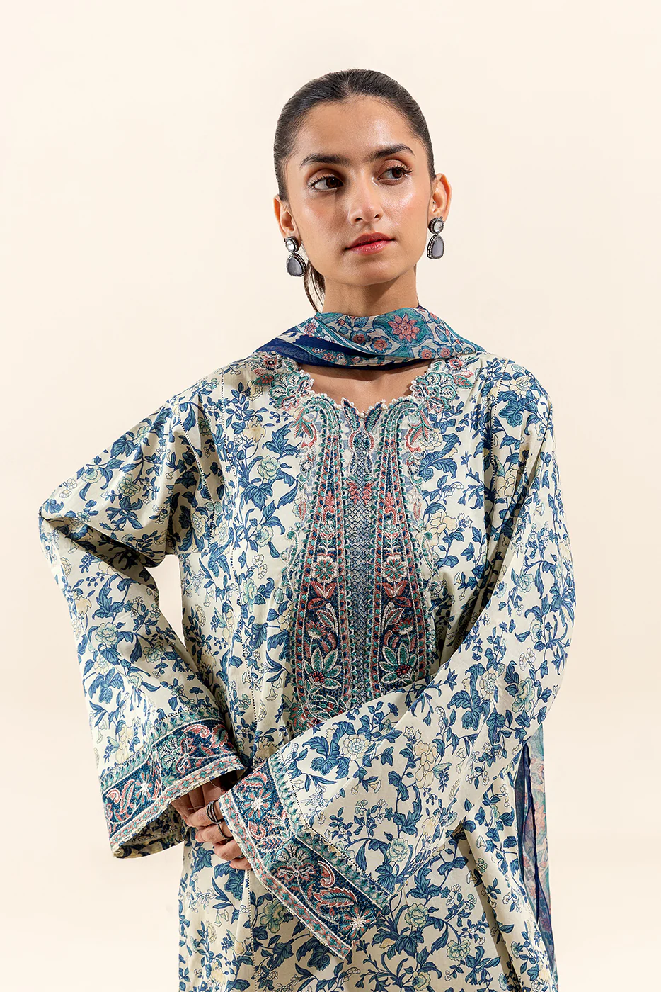 2 PIECE EMBROIDERED LAWN SUIT-WHISPERING CREAM (UNSTITCHED) - Image 3