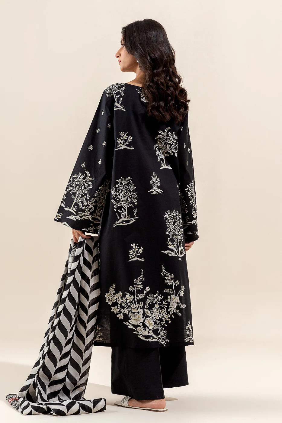 3 PIECE EMBROIDERED LAWN SUIT-SABLE SHINE (UNSTITCHED) - Image 4