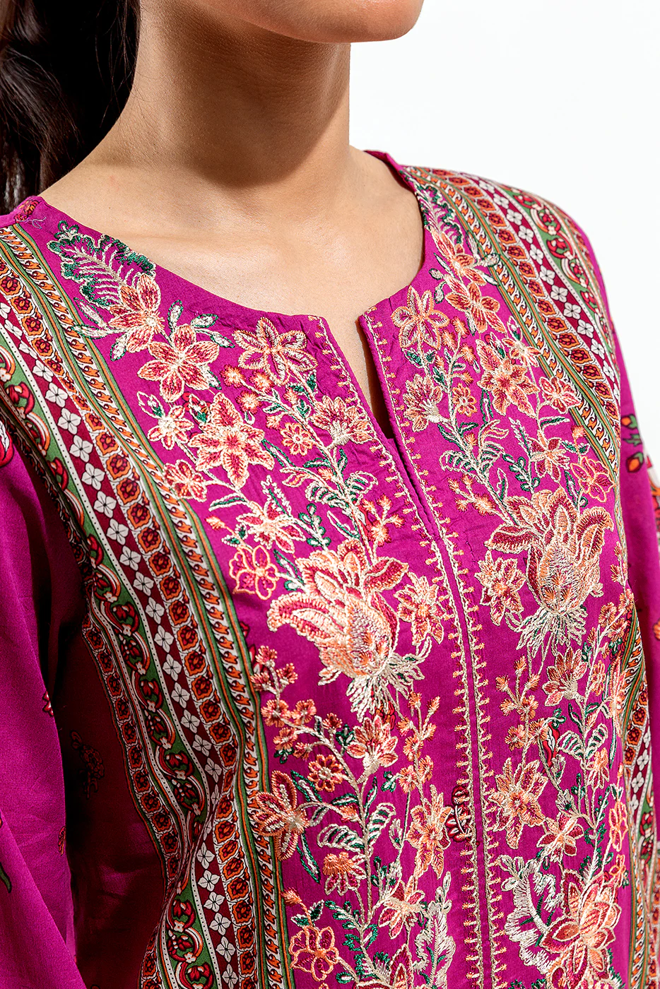 2 PIECE EMBROIDERED LAWN SUIT (LUXURY PRET) - Image 4