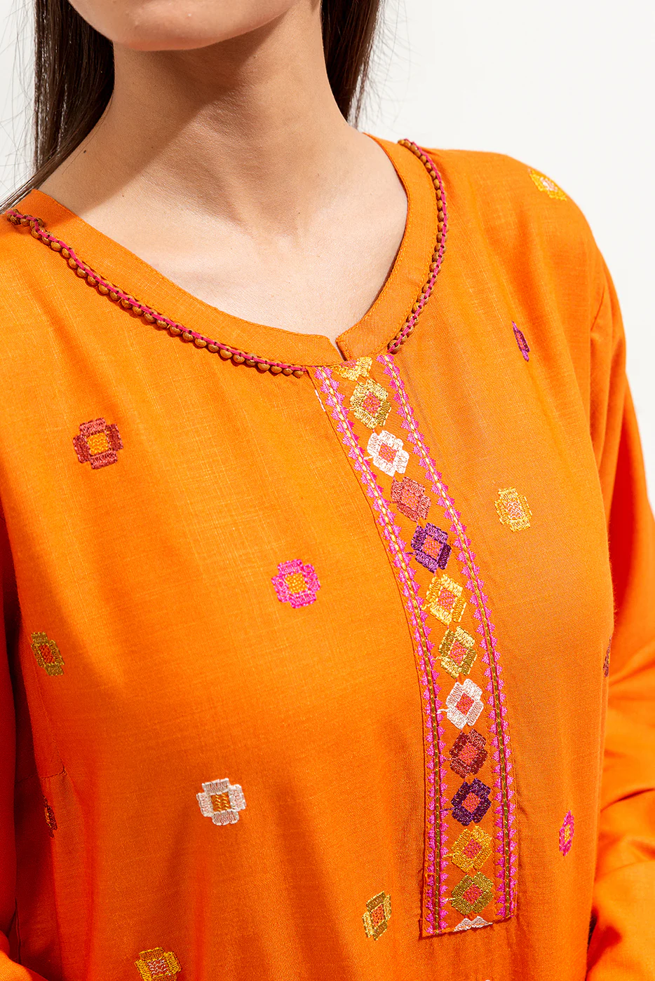 2 PIECE EMBROIDERED VISCOSE SUIT (PRET) - Image 4