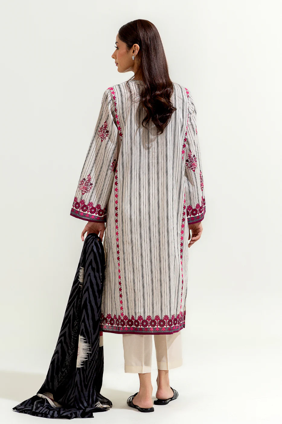3 PIECE PRINTED LAWN SUIT (PRET) - Image 4