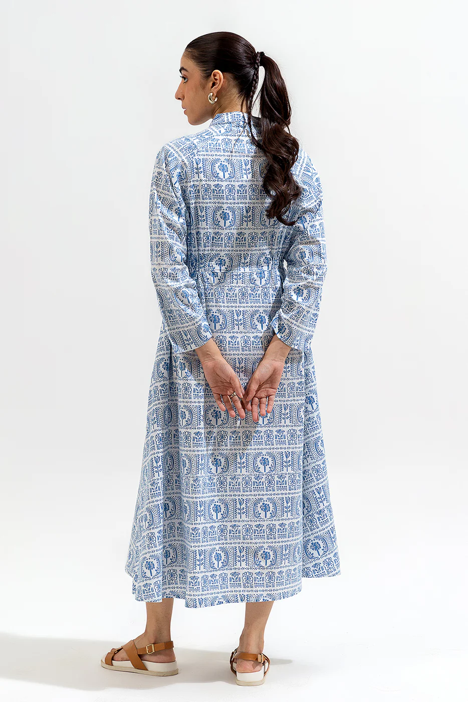 PRINTED LONG BAND COLLAR DRESS - Image 4