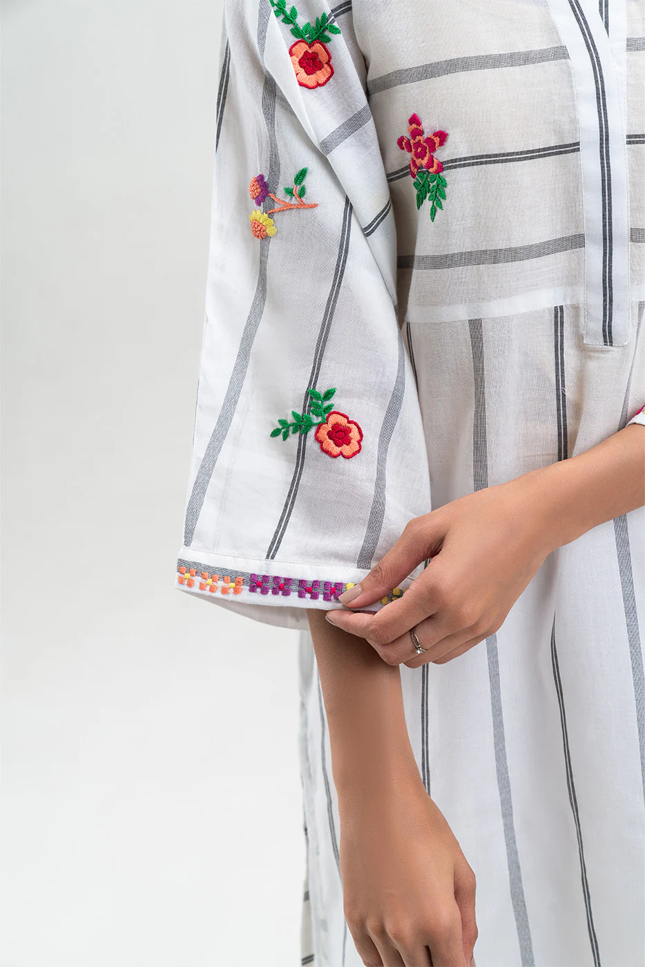 EMBROIDERED LAWN SHIRT (PRET) - Image 4