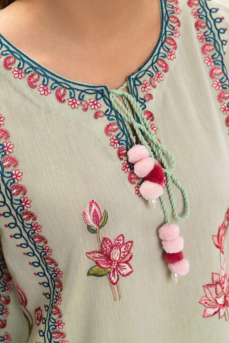 2 PIECE EMBROIDERED CHAMBRAY SUIT (FLOW) - Image 7