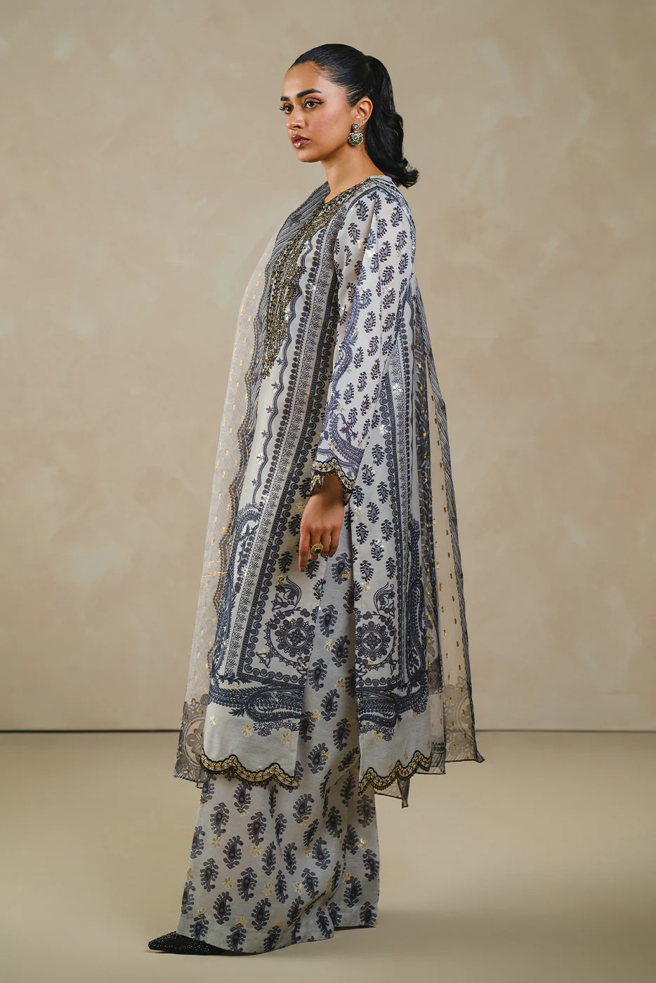3 PIECE EMBROIDERED DIGITAL PRINTED ZARI JACQUARD SUIT (LUXURY PRET) - Image 2