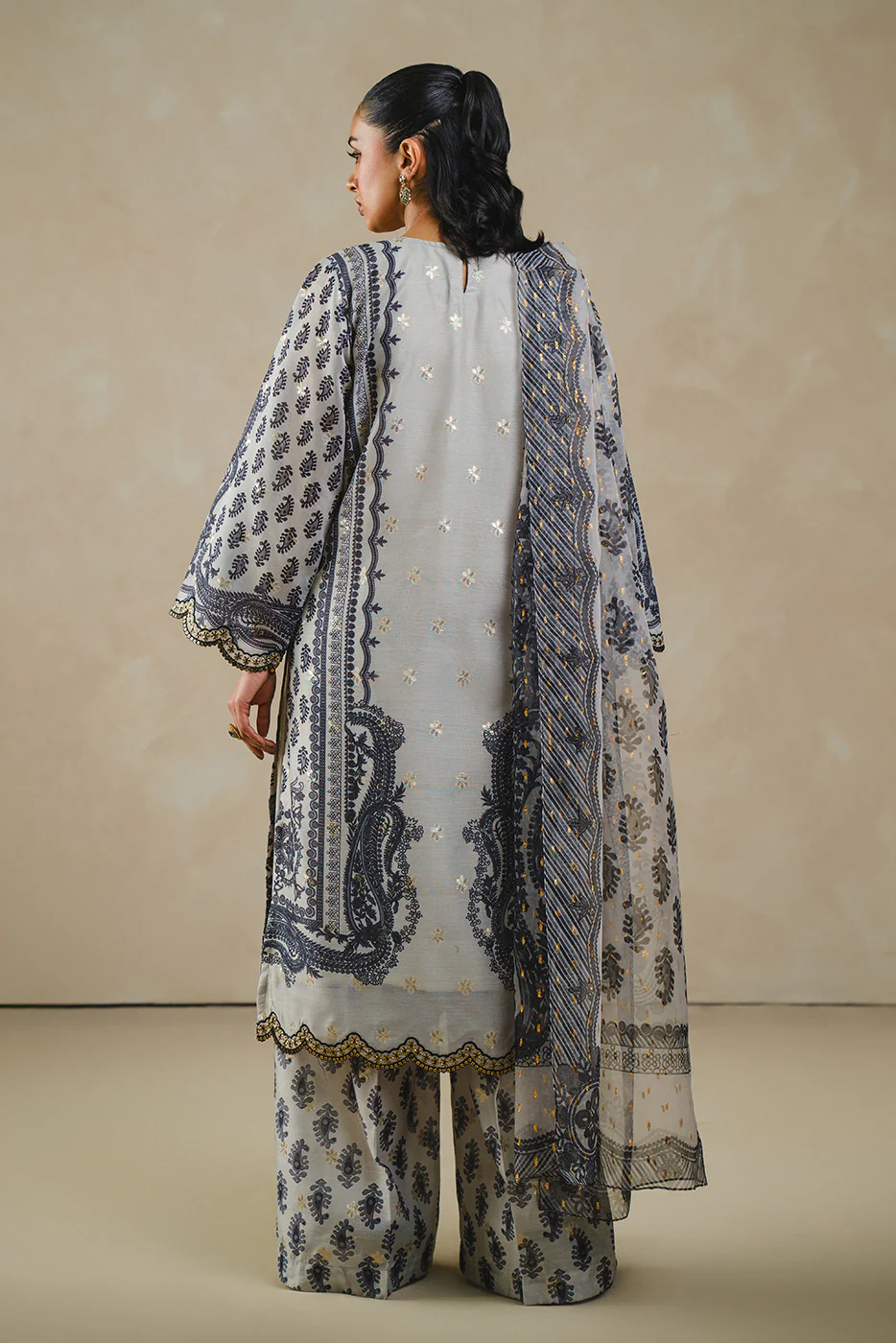 3 PIECE EMBROIDERED DIGITAL PRINTED ZARI JACQUARD SUIT (LUXURY PRET) - Image 3