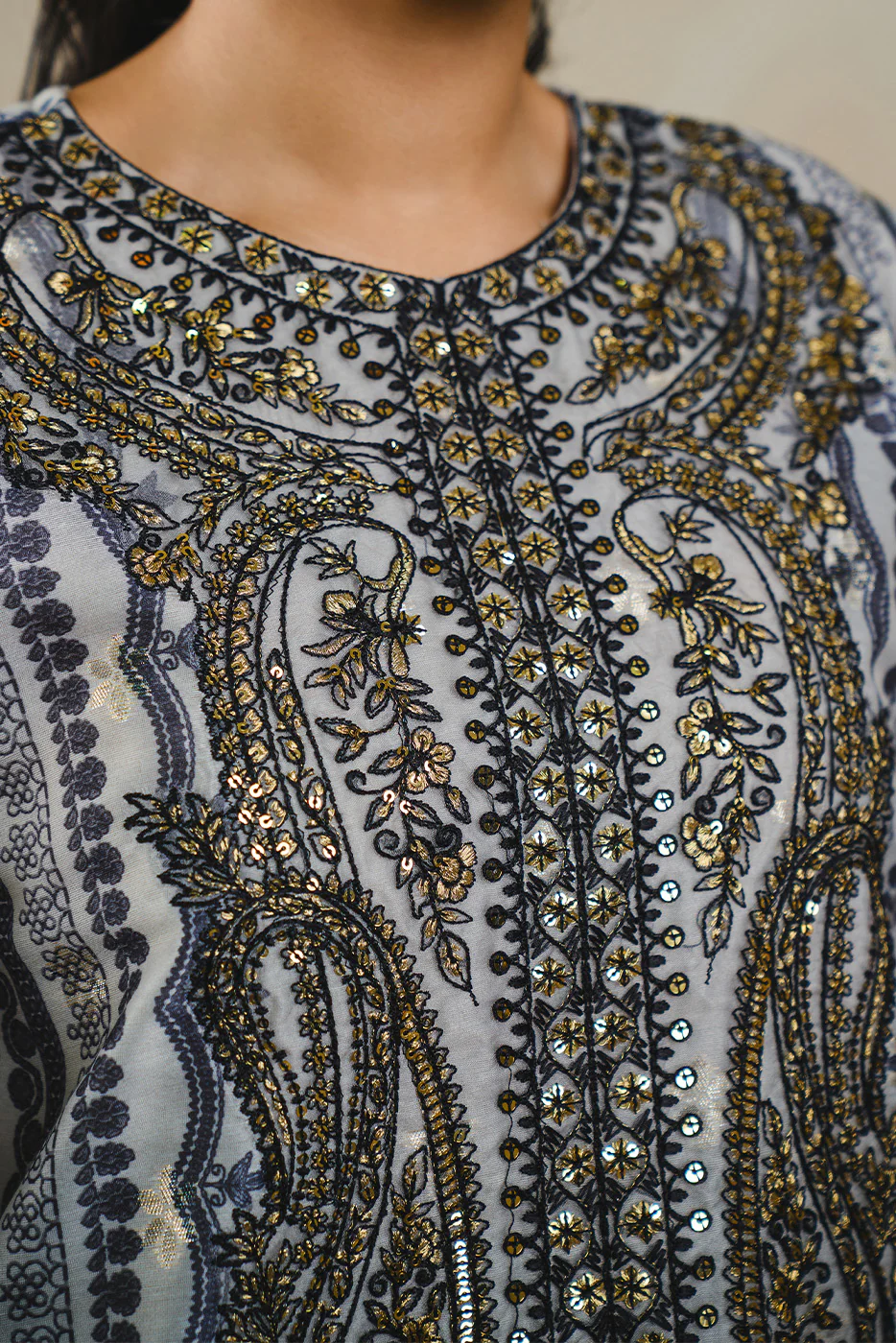 3 PIECE EMBROIDERED DIGITAL PRINTED ZARI JACQUARD SUIT (LUXURY PRET) - Image 4