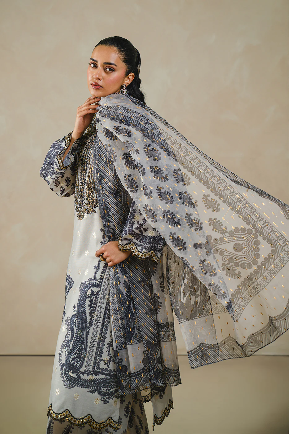 3 PIECE EMBROIDERED DIGITAL PRINTED ZARI JACQUARD SUIT (LUXURY PRET) - Image 6