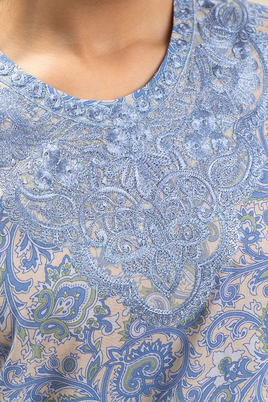 2 PIECE EMBROIDERED LAWN SUIT-SNOW SYMPHONY (UNSTITCHED) - Image 3