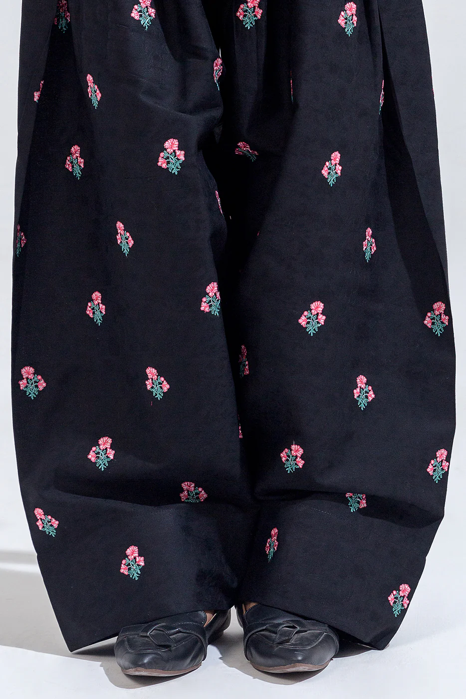 2 PIECE EMBROIDERED CAMBRIC JACQUARD SUIT (PRET) - Image 5