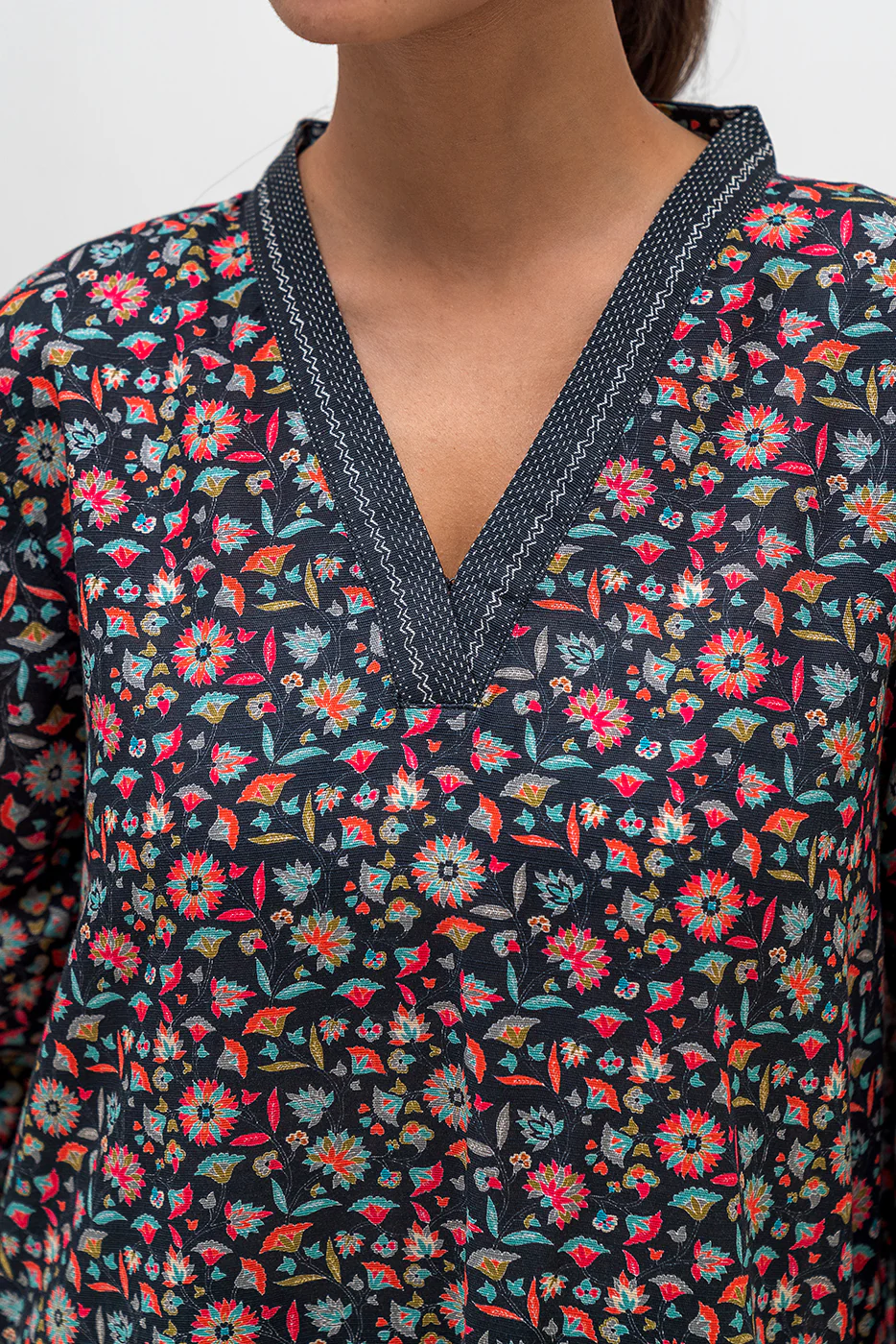 2 PIECE PRINTED KHADDAR SUIT (PRET) - Image 4