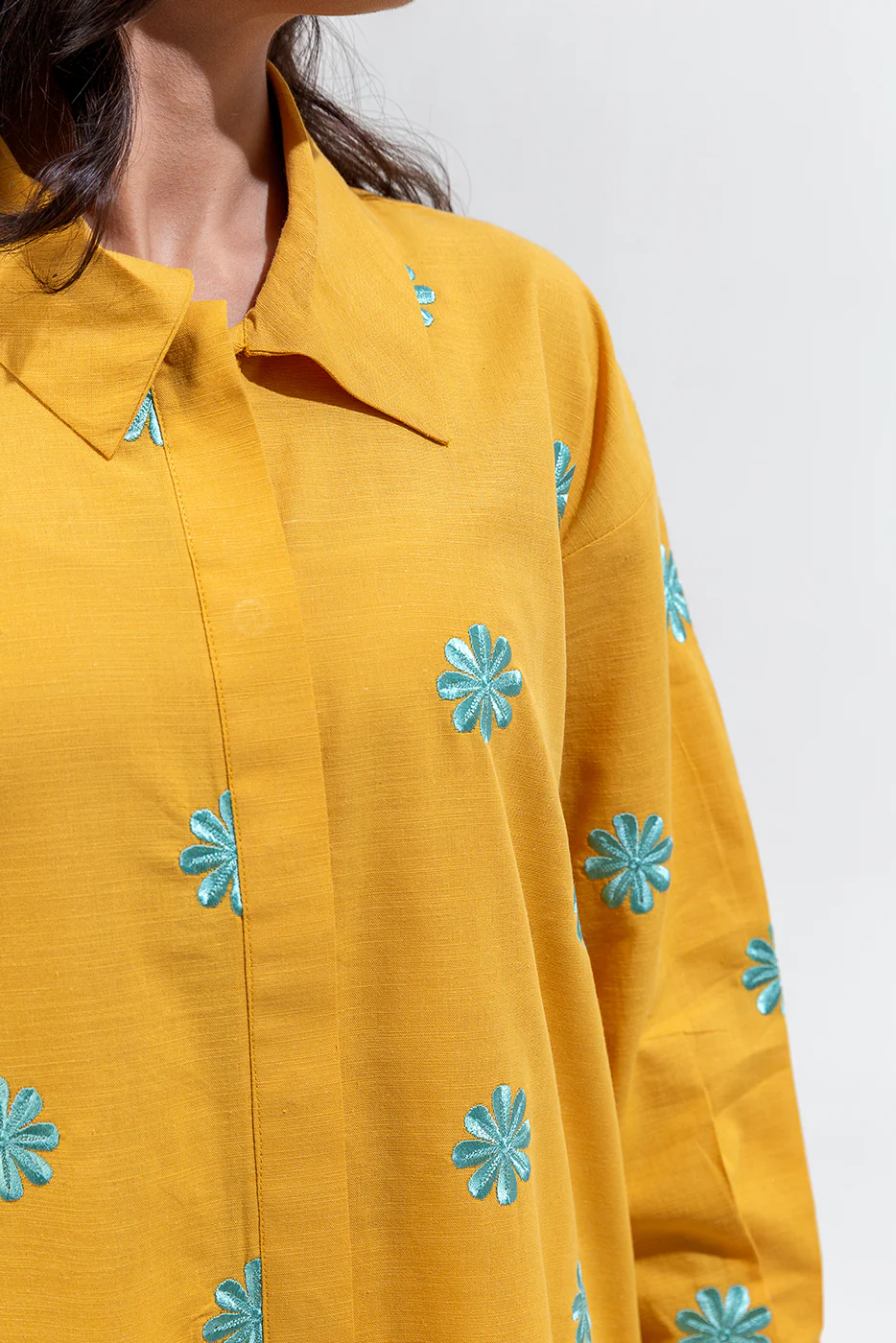 EMBROIDERED KHADDAR SHIRT (PRET) - Image 4