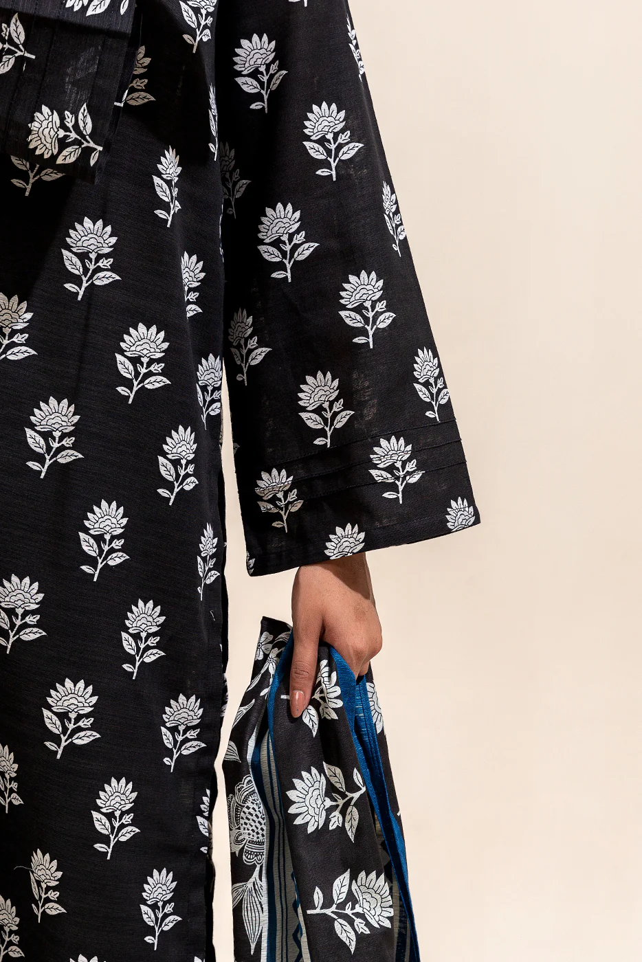 2 PIECE PRINTED KHADDAR SUIT-SABLE GLOOM (UNSTITCHED) - Image 6