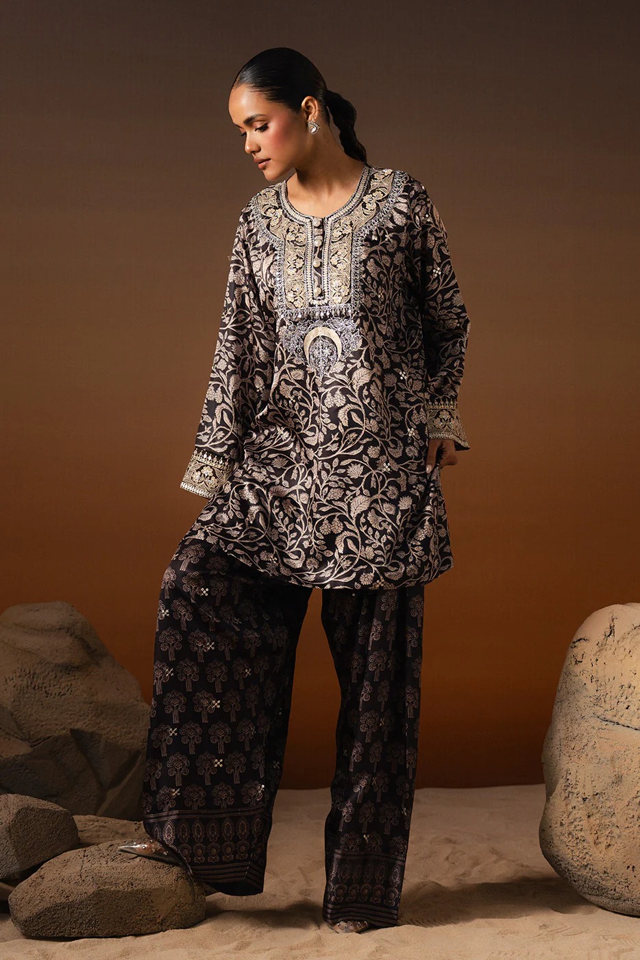2 PIECE EMBROIDERED SHAMOZE SILK SUIT (LUXURY PRET) - Image 4