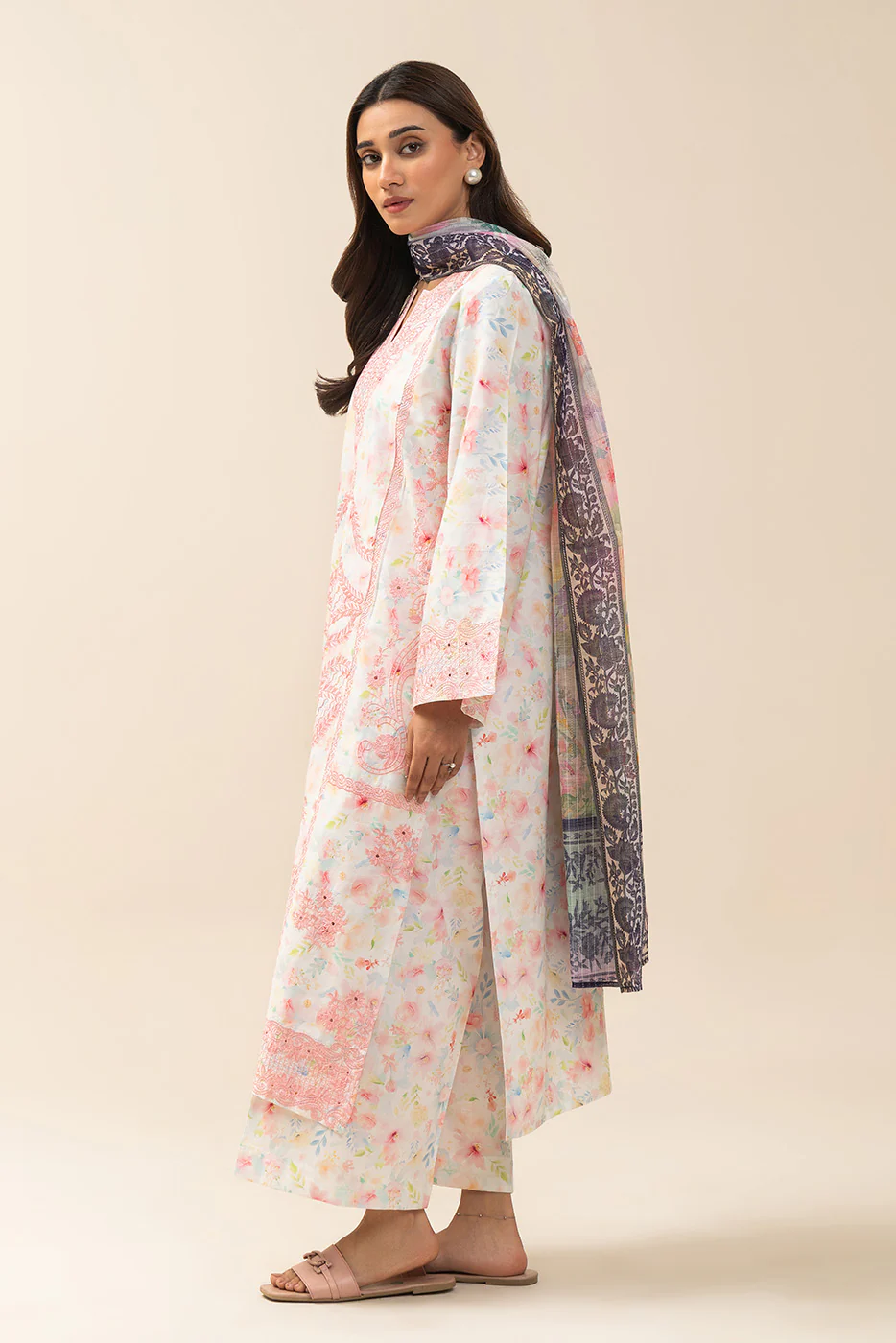 2 PIECE EMBROIDERED COTTON VISCOSE SUIT (PRET) - Image 4
