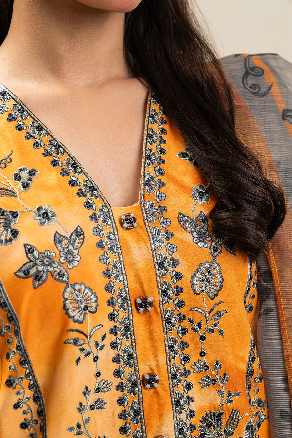 2 PIECE EMBROIDERED COTTON VISCOSE SUIT (PRET) - Image 4