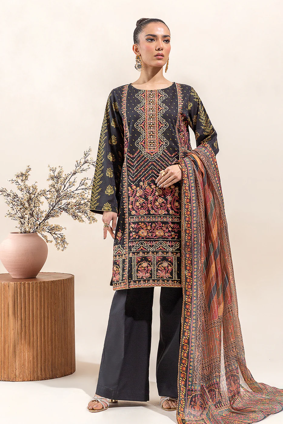 3 PIECE EMBROIDERED LAWN SUIT-BLACK BREEZE (UNSTITCHED) - Image 6