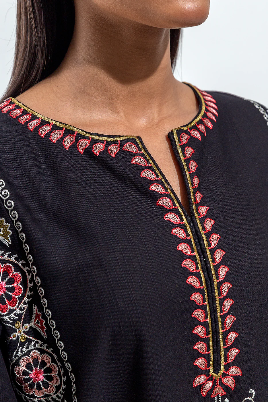 EMBROIDERED SLUB KHADDAR SHIRT (PRET) - Image 4