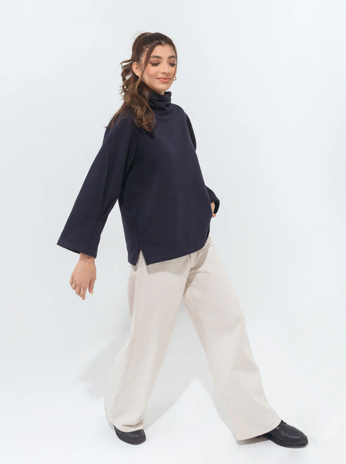 NAVY BLUE PLEATED SLEEVE FLEECE SWEATSHIRT - Image 4