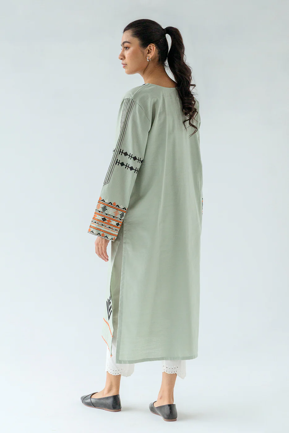 EMBROIDERED SLUB KHADDAR SHIRT (PRET) - Image 2