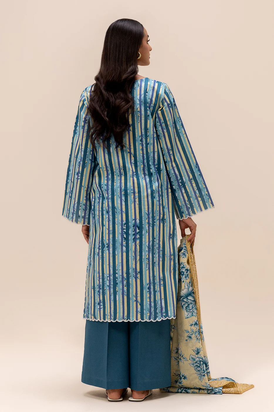 3 PIECE EMBROIDERED LAWN SUIT-FLORAL AZURE (UNSTITCHED) - Image 4