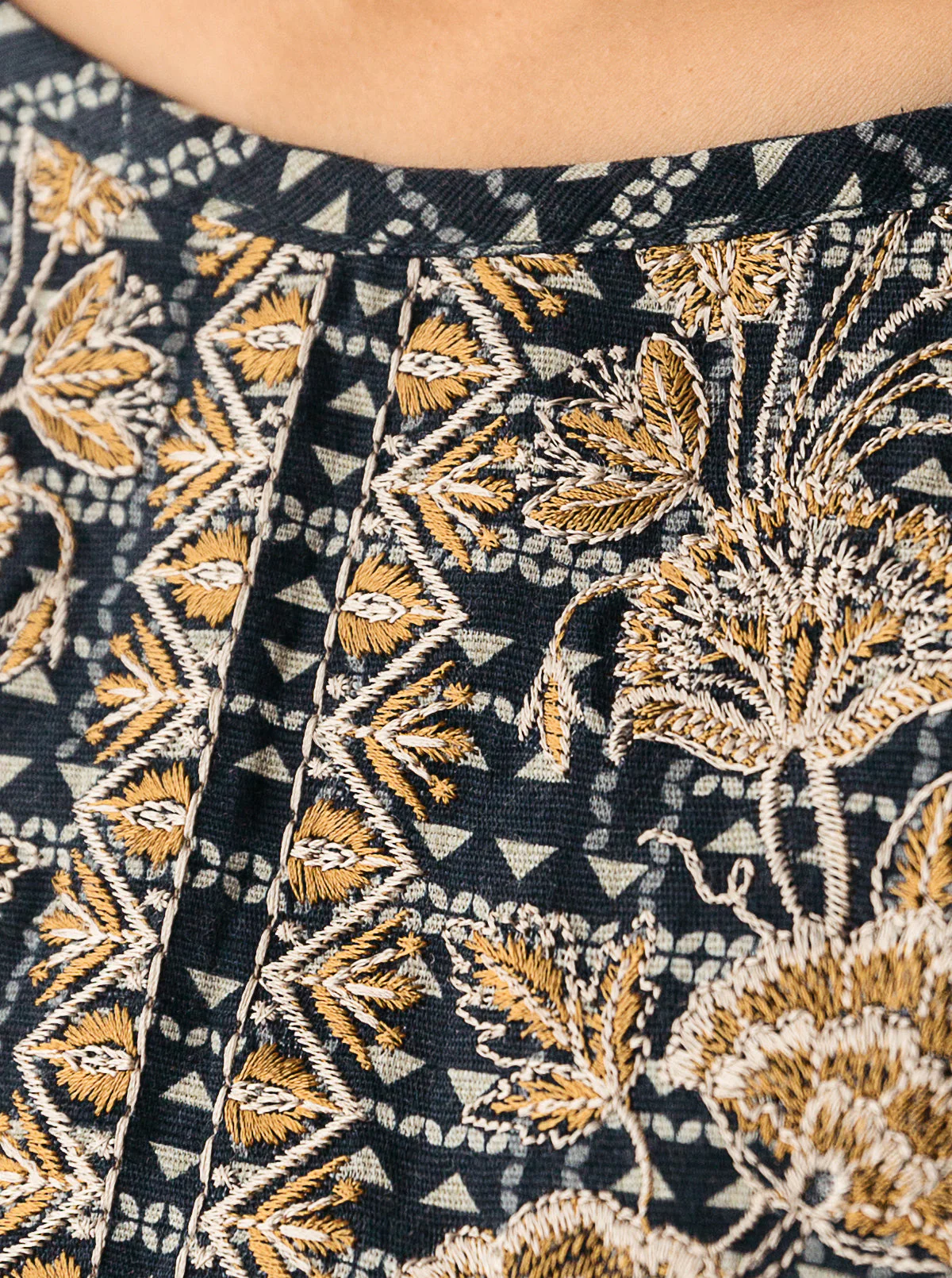 3 PIECE - EMBROIDERED KHADDAR SUIT - NIGHTY SILVER - Image 4