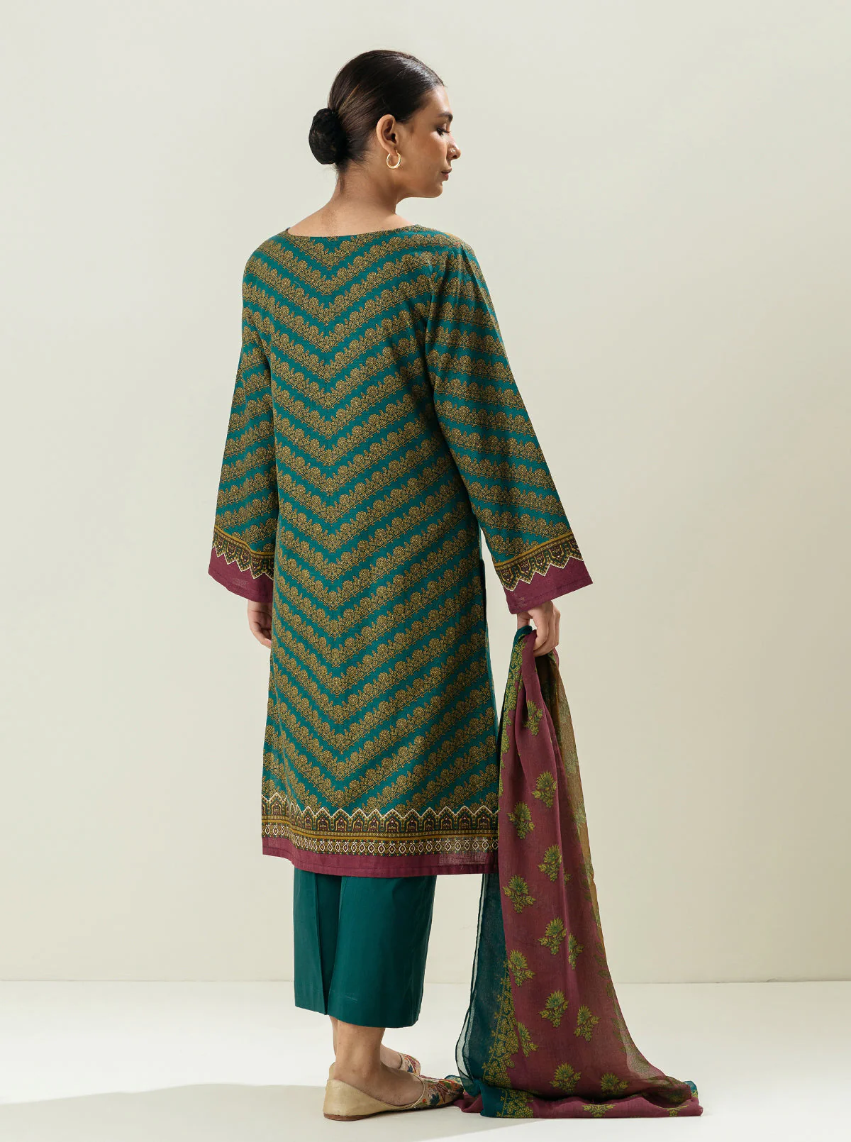 3 PIECE - EMBROIDERED KHADDAR SUIT - TURQVOISE BRD - Image 5