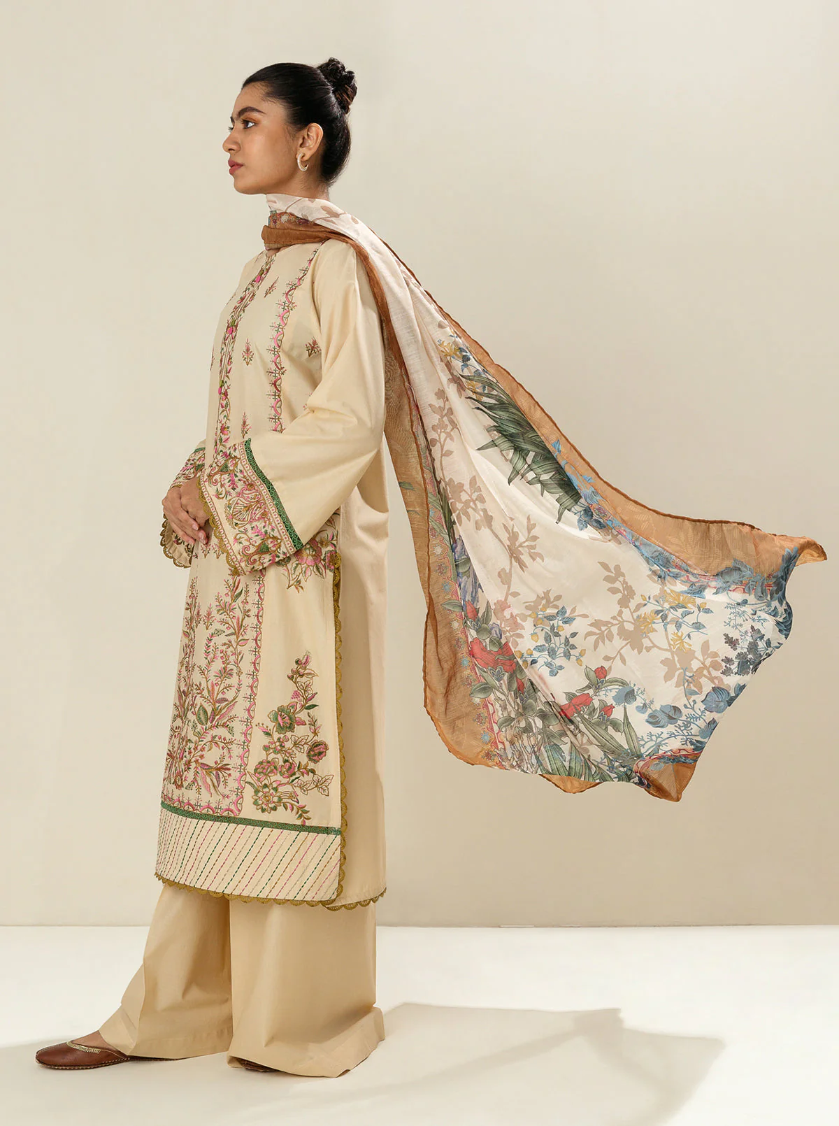 3 PIECE - EMBROIDERED LAWN SUIT - GRACE INCANTATION - Image 5
